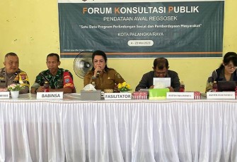 Babinsa Koramil Pahandut saat Hadiri Rapat Forum Konsultasi Publik 