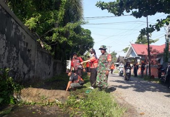 Babinsa Koramil Pahandut Bersama Unsur Terkait Laksanakan Kerja Bakti