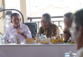 Gubernur Ansar Ahmad saat Silaturahmi dengan Tim Compact Development Team (CDT) dan Tim MCC di Kedai Kopi Batu 10, Tanjungpinang pada Senin (24/07). 
