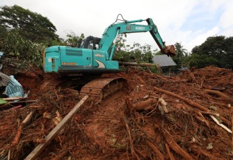 Alat berat dikerahkan mengangkut sejumlah material longsor Serasan, Natuna.