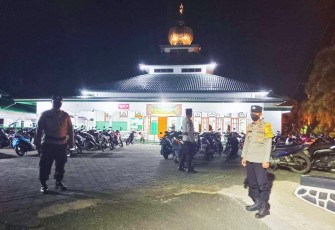 Polres Bintan saat Lakukan Pengamanan saat Sholat Taraweh 