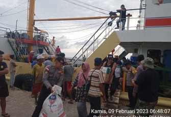 Polsek Enggano saat Laksanakan Pengamanan Rutin Kedatangan KM Sabuk Nusantara