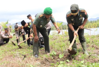 Aksi Tanam Mangrove di Pantai Kili-Kili