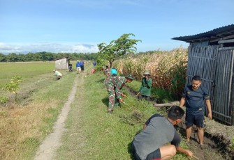 Babinsa dan Warga Desa Sukorejo Lakukan Gotong-royong