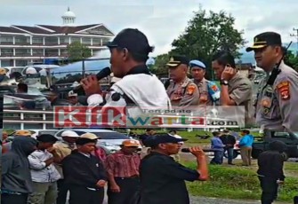 Puluhan Petani Sawit saat sampaikan Aspirasinya di depan Kantor Bupati Pesibar, Senin (27/02/2023).