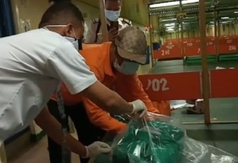 Petugas saat melakukan evakuasi