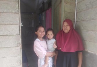 Puluhan Rumah Warga Dapat Bantuan KWH dari Anggota DPRD Pasbar