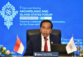 Presiden Joko Widodo menyampaikan keterangan kepada wartawan tentang tentang hasil Konferensi Tingkat Tinggi Archipelagic and Island States (KTT AIS) Forum 2023 di Media Center KTT AIS Forum, Bali Nusa Dua Convention Center, Nusa Dua, Kabupaten Badung, Bali, Rabu (11/10/2023). Infopublik/Amiriyandi