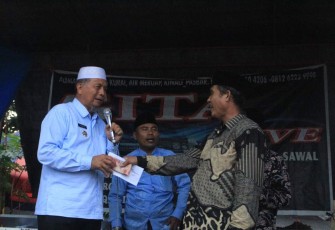Bupati Pasbar Hamsuardi saat hadiri Batagak Kudo Kudo Masjid Nurul Amal Kampung Air Meruap Nagari Sigunanti Kecamatan Kinali Kabupaten Pasaman Barat, Rabu (8/11). 