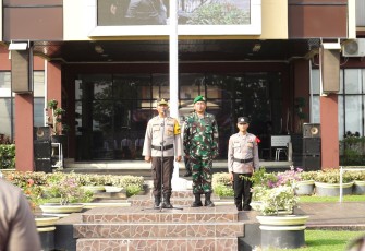 Anggota Kodim 0906/Kkr mengikuti kegiatan apel gelar pasukan operasi terpusat lilin mahakam tahun 2023 dalam rangka "Pengamanan Natal 2023 dan Tahun Baru 2024" yang di gelar di halaman Polres Kukar yang berada di jalan Wolter Mongosidi Kelurahan Timbau, Kamis (21/12/2023)