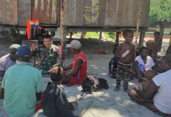 Babinsa Kampung Kipia saat Komsos dengan Tokoh Masyarakat di Wilayah Binaan