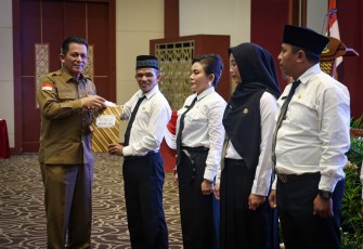 Gubernur Ansar saat Serahkan SK Untuk 703 Orang PPPK Tenaga Guru 