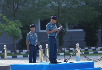 Kepala Staf Koarmada III Laksamana Pertama TNI Singgih Sugiarto.S.T., M.Si. yang mewakili Panglima Komando (Pangkoarmada) III Laksamana Muda TNI Hersan, S.H., M.Si., M.Tr.Opsla. memimpin jalannya Upaca Peringatan Hari Bela Negara ke-75 Tahun 2023 dilingkungan Koarmada III yang di gelar di Lapangan Mako Armada III Katapop Kabupaten Sorong Papua Barat Daya dan Bertindak sebagai Komandan Upacara Letkol Laut (K) dr. Benny Kristyantoro, Sp.U. yang menjabat sebagai Kasub Kesla Diskes Koarmada III. Selasa, (19/12)
