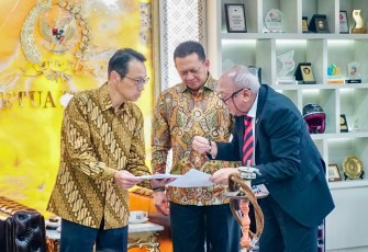 Ketua MPR RI Bamsoet saat Terima Dubes Jepang untuk Indonesia H.E. Mr. Kasunagi Kenji, di Jakarta, Selasa (7/3/23).