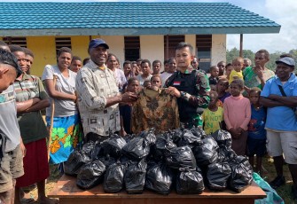 Satgas Pamtas Statis RI-PNG Yonif 111/KB Pos Camp Modern Beri Bantuan Bahan Makanan Dan Pakaian Layak Pakai Untuk Masyarakat 