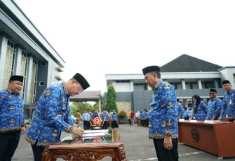 Gubernur Rohidin Mersyah   