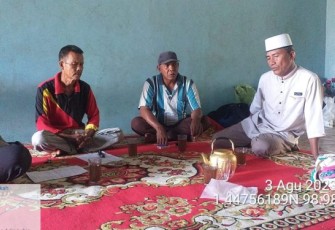 Bhabinkamtibmas Polsek Batang Toru Bripka Alex Panjaitan hadir melakukan problem solving antar kedua belah pihak