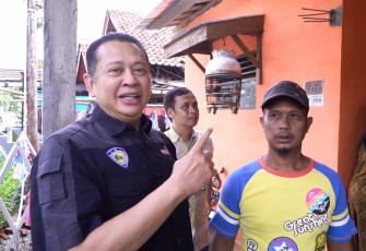 Bamsoet saat meninjau rumah penerima bantuan BSPS di Kabupaten Purbalingga Jawa Tengah, Jumat (17/11/23).