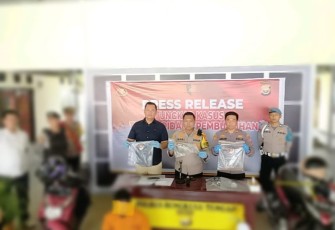  Kapolres Benteng AKBP Dedy Wahyudi, S.Sos., S.Ik., M.H., M.Ik., didampingi Kasat Reskrim AKP Wahyu Wijayanto, S.Kom., dan Kapolsek Taba Penanjung IPTU Junairi, S.H., saat press conference Sabtu18/11/23).