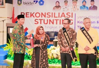 Wali Kota Tanjungpinang, Hj. Rahma, S IP.,M.M, saat menerima penghargaan Manggala Karya Kencana dari BKKBN