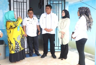 Bupati Roby Kurniawan Serahkan Ijazah Paket