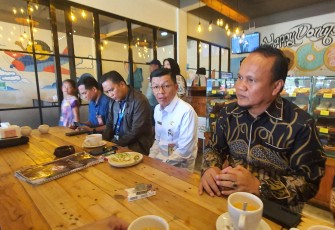 Kepala Dinas Komunikasi dan Informatika Provinsi Kepri Hasan Mengenakan Baju Warna Putih 