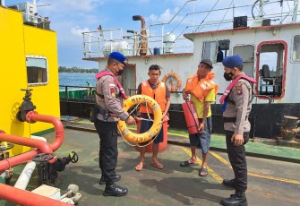 Sat Polairud Polres Bintan saat Berikan Himbauan Keselamatan Kepada Pengguna Jasa Transportasi Laut