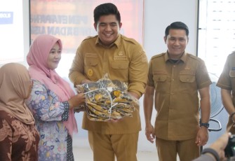 Bupati Bintan Serahkan Hibah Sarana Pendukung Bagi Masyatakat Teluk Bintan