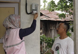 Srikandi PLN  Salurkan Bantuan Listrik Gratis Untuk Warga Miskin di Ketapang