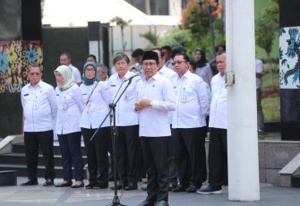 Menteri Desa, PDT dan Transmigrasi Abdul Halim Iskandar menjadi Pembina pada Kegiatan APEL PAGI di lingkungan Kementerian Desa, PDT dan Transmigrasi. Selasa (7/11/23). Pada kegiatan tersebut Menteri Desa, PDTT menyerahkan Penghargaan Pegawai Teladan Bulan Oktober 2023, Penghargaan Kearsipan Terbaik UKE II, Pemberian Penghargaan Pegawai Purna Tugas, dan Pemberian Penghargaan Prestasi Istimewa Peringkat I Pelatihan Kepemimpinan Administrator.