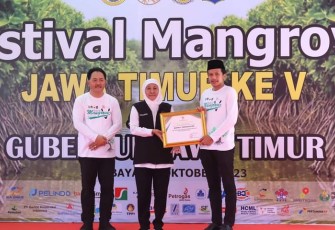 Wakil Bupati Trenggalek, Syah Muhamad Natanegara, saat menerima piagam penghargaan pada Festival Mangrove Jatim V, di Romokalisari adventure land, Kecamatan Benowo, Kota Surabaya, Selasa (31/10/2023)
