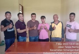 Kapolsek Padang Bolak, AKP Zulfikar ( Dua dari kiri ), memimpin langsung penangkapan Tersangka