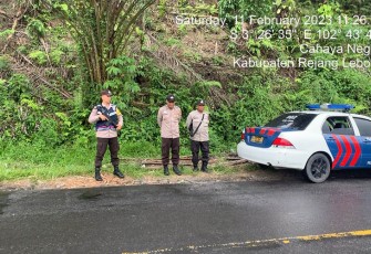 Personel Piket Polsek Sindang Kelingi saat Patroli Rutin