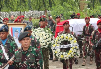 Prosesi pemakaman Almarhum Doni Monardo di Taman Makam Pahlawan Kalibata pada hari ini, Senin (4/12). 