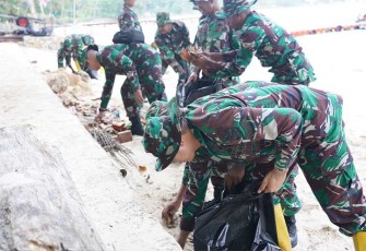  Kodam XVIII/Kasuari Peduli Lingkungan Hidup Dengan Membersihkan Pantai Pasir Putih