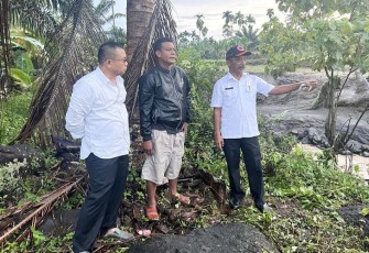 Sekda Mara Ondak saat Tinjau Banjir Malampah