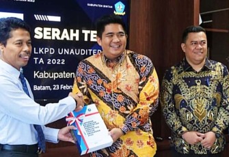 Bupati Bintan saat Serahkan LKPD Unaudited TA 2022