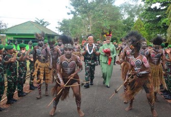 Danrem 174/ATW Brigjen TNI Agus Widodo saat Kunjungi Yonif 757/Ghupta Vira