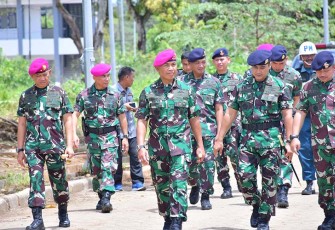 Danlantamal VI Dampingi Dankodiklatal Laksanakan Tour Facility di Satdik-2 Makassar