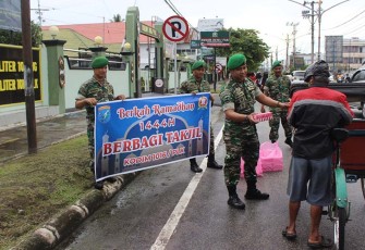 Kodim 1016 Palangka Raya saat Berbagi Takjil Kepada Pengguna Jalan 