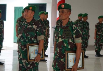 Dua Perwira Menengah Menuju Tempat Tugas Baru