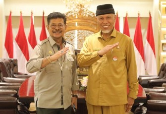 Gubernur Sumbar, Mahyeldi saat bersama Menteri Pertanian di ruang kerjanya.