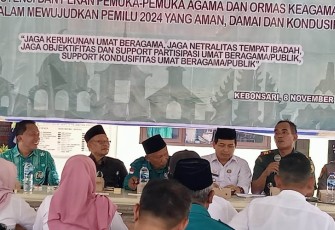 Danramil 13/Kebonsari Kodim 0803/Madiun Kapten Chb Totok Langgeng saat hadir dalam acara sosialisasi eksistensi dan peran pemuka agama dan ormas keagamaan dalam mewujudkan pemilu 2024, menyampaikan pentingnya terselenggaranya pemilu yang aman damai kondusif.