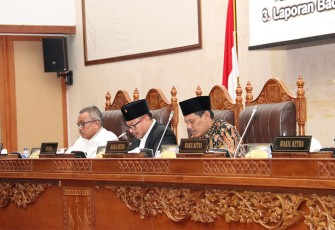 Ketua DPRD Kota Batam Nuryanto didampingi Wakil Ketua I DPRD Batam Muhammad Kamaluddin di ruang Sidang Utama DPRD Kota Batam, Rabu (25/10/2023). 