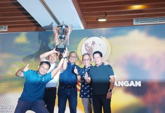 Ketua Dewan Komisioner OJK Mahendra Siregar (2 dari kanan) didampingi Ketua Steering Commitee JKC2023 Hery Gunardi yang juga Dirut BSI menyerahkan Piala Bergilir Jasa Keuangan Cup dalam program JKC 2023 yang dilaksanakan di Jakarta Royale Golf Club