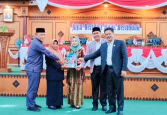  Wali Kota Tanjungpinang, Hj. Rahma, S.IP.,MM., saat menyampaikan LKPj Akhir Tahun Anggaran 2022 di ruangan Paripurna DPRD Kota Tanjungpinang, Jumat (31/3/2023).