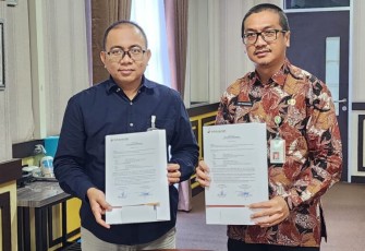 Pemda Kabupaten Natuna saat menerima bantuan CSR untuk penerangan lampu jalan yang berada di wilayah natuna dari Bank Riau Kepri. 