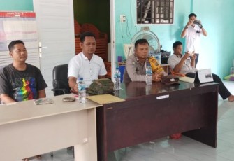 Bhabinkamtibmas Polsek Padang Bolak, Aipda Ali Sabran dan Bripka Dedy Rinaldi Hasibuan, kawal langsung penyaluran bantuan langsung tunai (BLT), pada Rabu (3/5/2023) pagi.