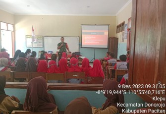 Babinsa Koramil 0801/11 Donorojo Kodim 0801/Pacitan memberikan pembekalan wawasan tentang ideologi Pancasila kepada siswa siswi di SDN 4 Klepu, Kec. Donorojo, Kab. Pacitan, Sabtu (09/12/2023)