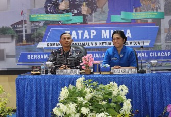 Komandan Pangkalan Utama TNI AL (Danlantamal) V Brigjen TNI Marinir Joni Sulistiawan, S. H., M. Han. didampingi Ketua Korcab V DJA II Ny. Heny Joni Sulistiawan melaksanakan tatap muka dengan prajurit Pangkalan TNI AL (Lanal) Cilacap di Gedung Serbaguna Lanal Cilacap, Jumat (22/12/2023)